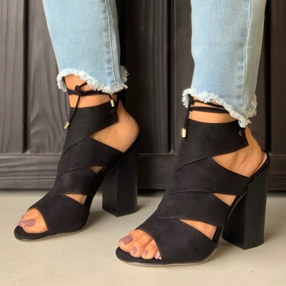 NIB Black Dramatic Cut Outs Block Heel Sandal - Picture 4 of 5